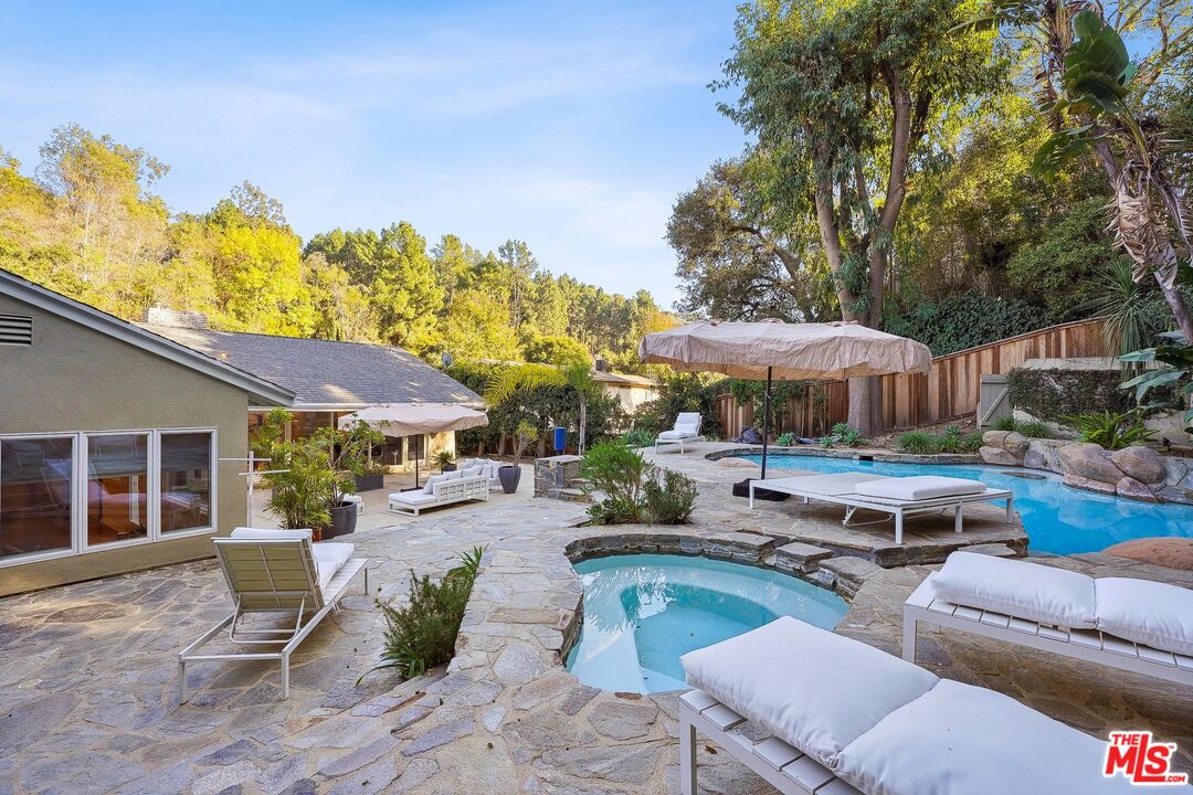 1323 Roscomare Rd