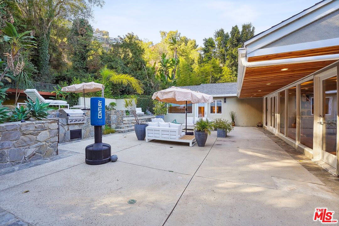1323 Roscomare Rd