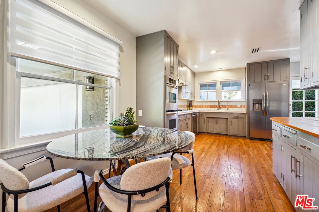 1323 Roscomare Rd