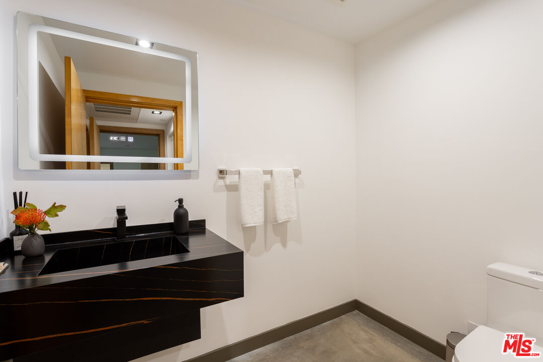 547 N Sweetzer Ave Unit: 303