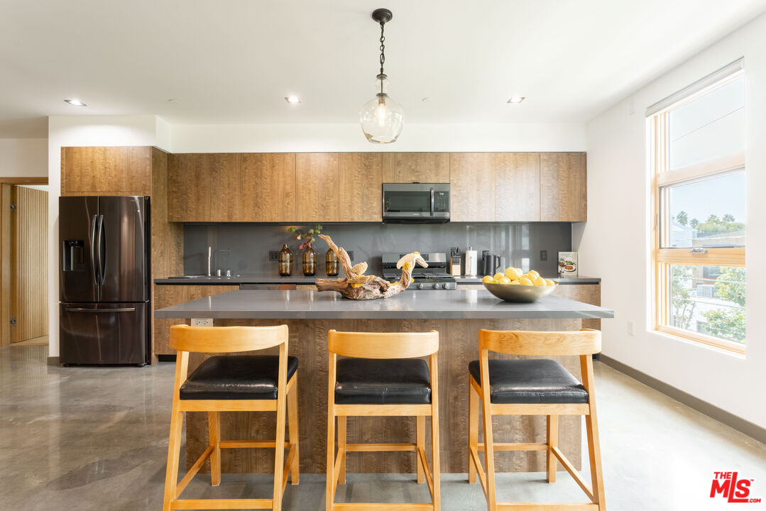 547 N Sweetzer Ave Unit: 303