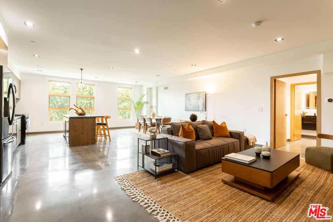 547 N Sweetzer Ave Unit: 303