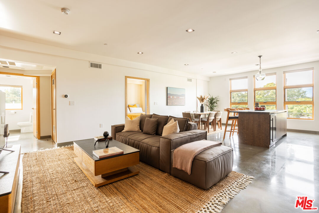 547 N Sweetzer Ave Unit: 201