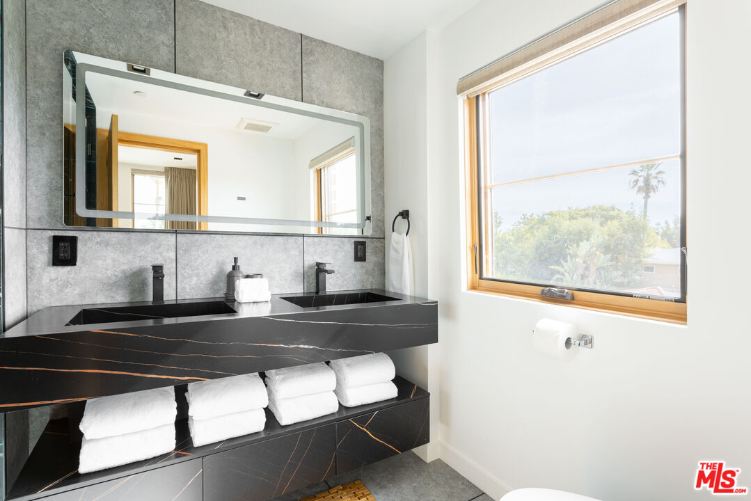 547 N Sweetzer Ave Unit: 201