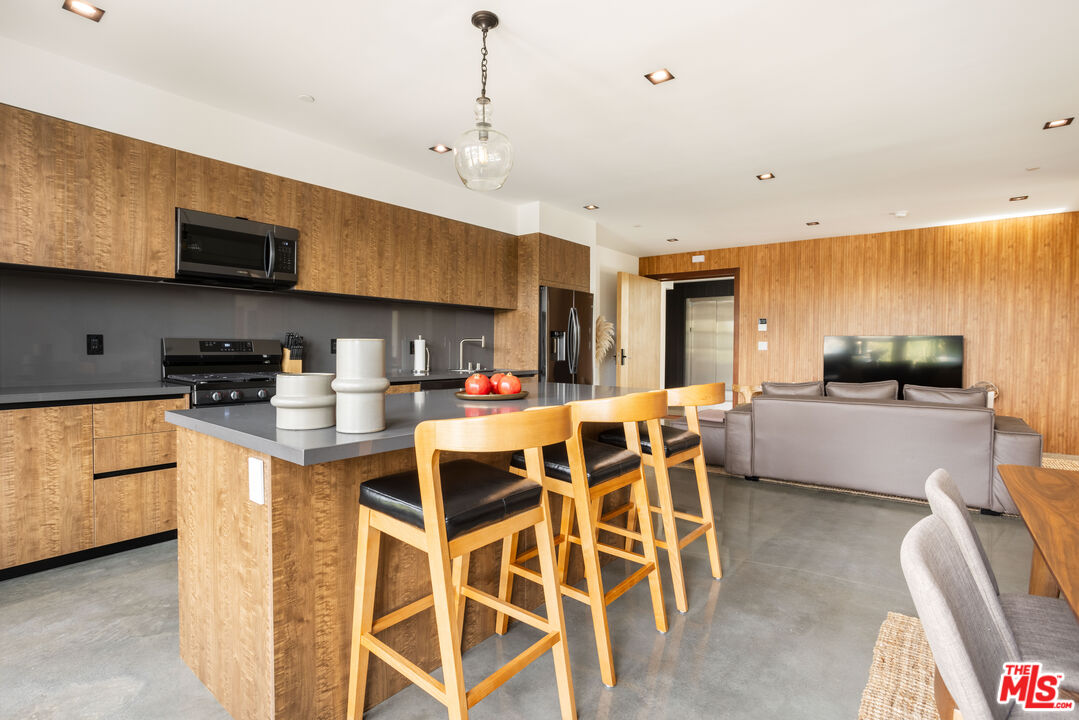 547 N Sweetzer Ave Unit: 201