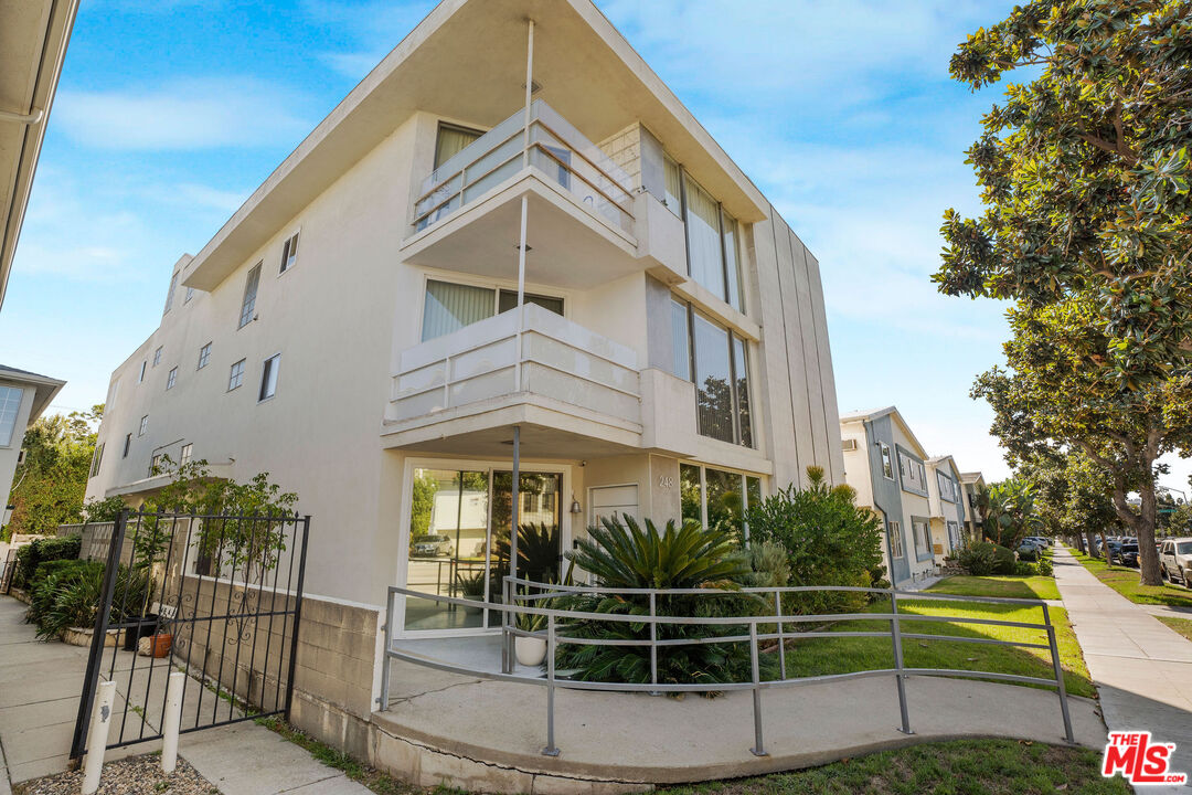 248 S Doheny Dr Unit: 3