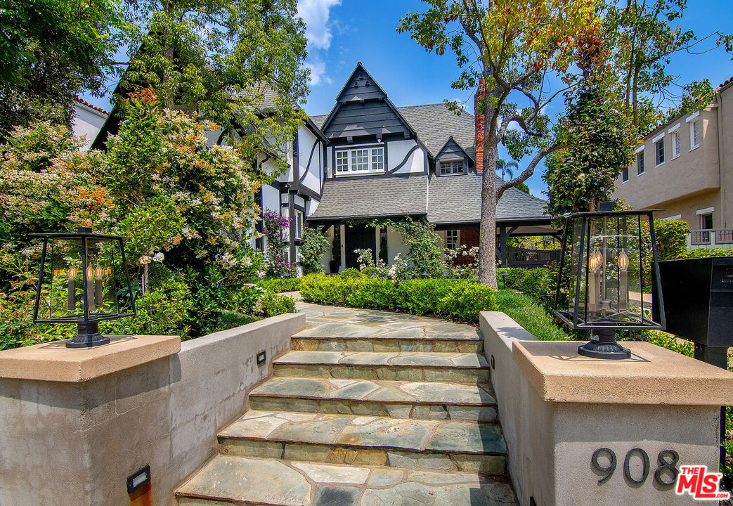 908 Malcolm Ave