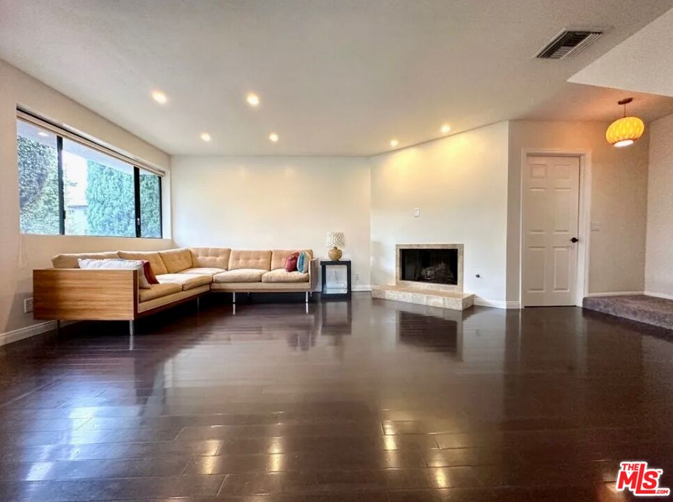 805 N West Knoll Dr Unit: 1