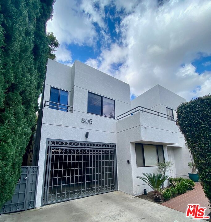805 N West Knoll Dr Unit: 1