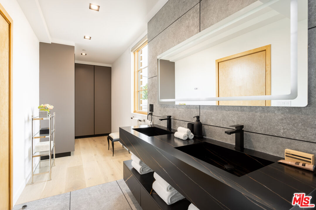 547 N Sweetzer Ave Unit: 103