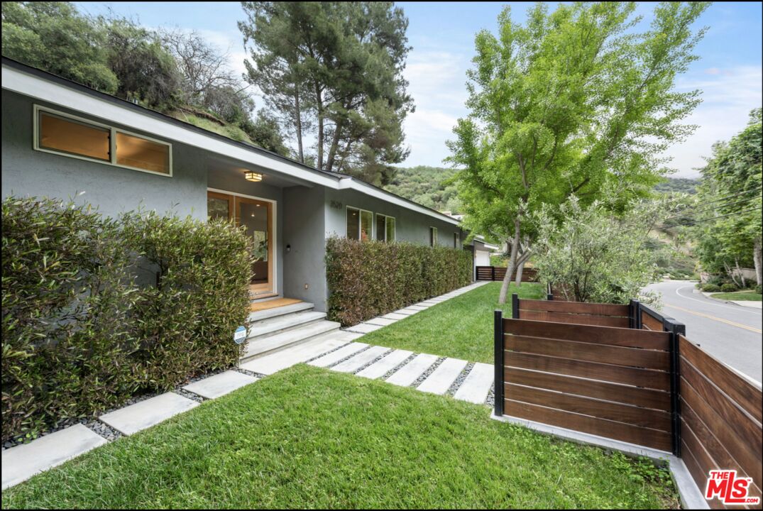 3520 Mandeville Canyon Rd