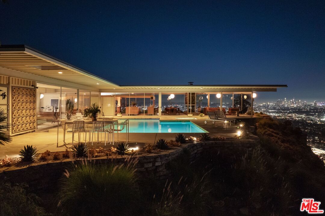 1635 Woods Dr