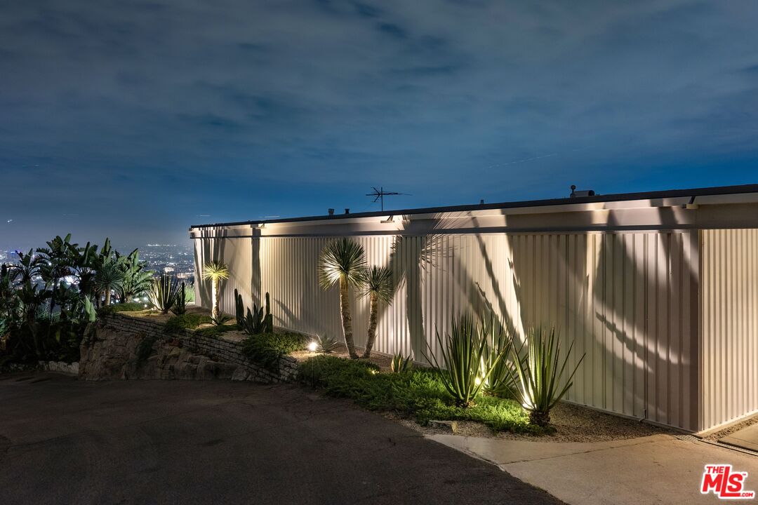 1635 Woods Dr