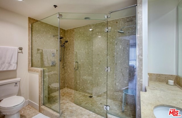 817 N Alfred St Unit: 404