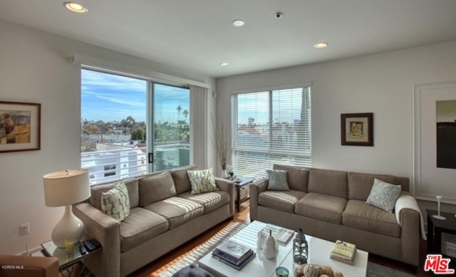 817 N Alfred St Unit: 404