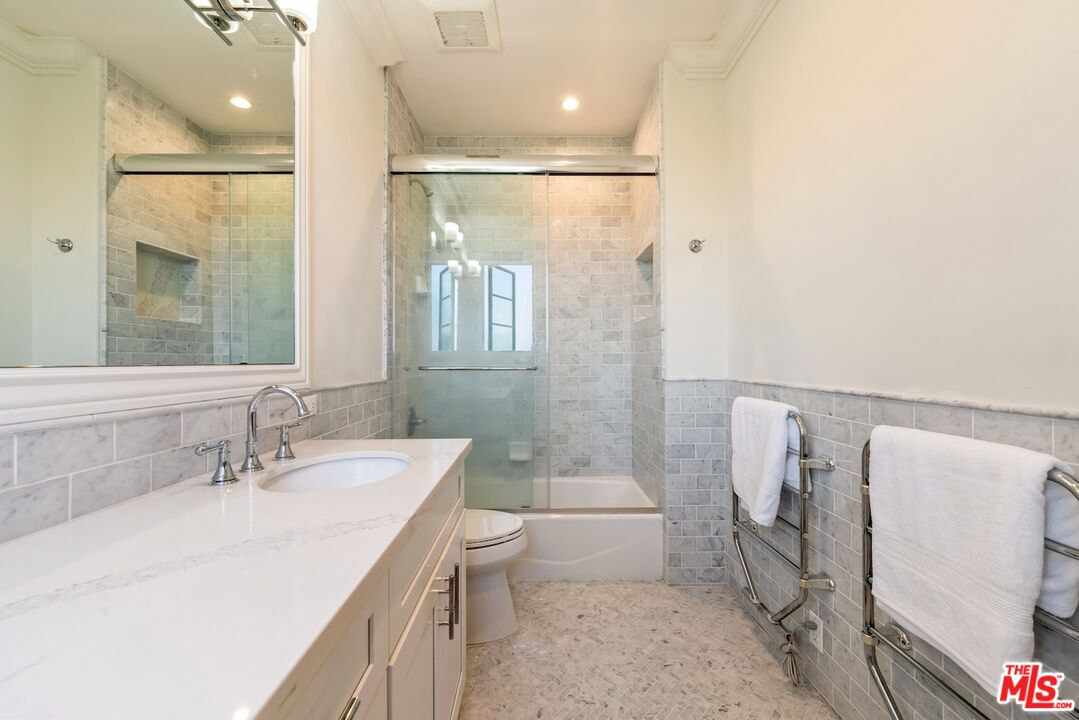 3721 Eureka Dr