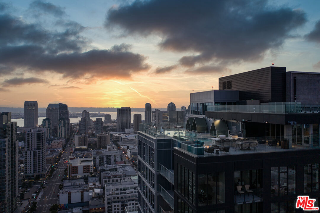 601 Eleventh Unit: PH 3304