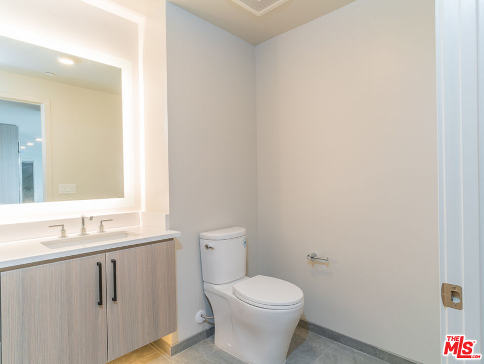 601 Eleventh Unit: PH 3304