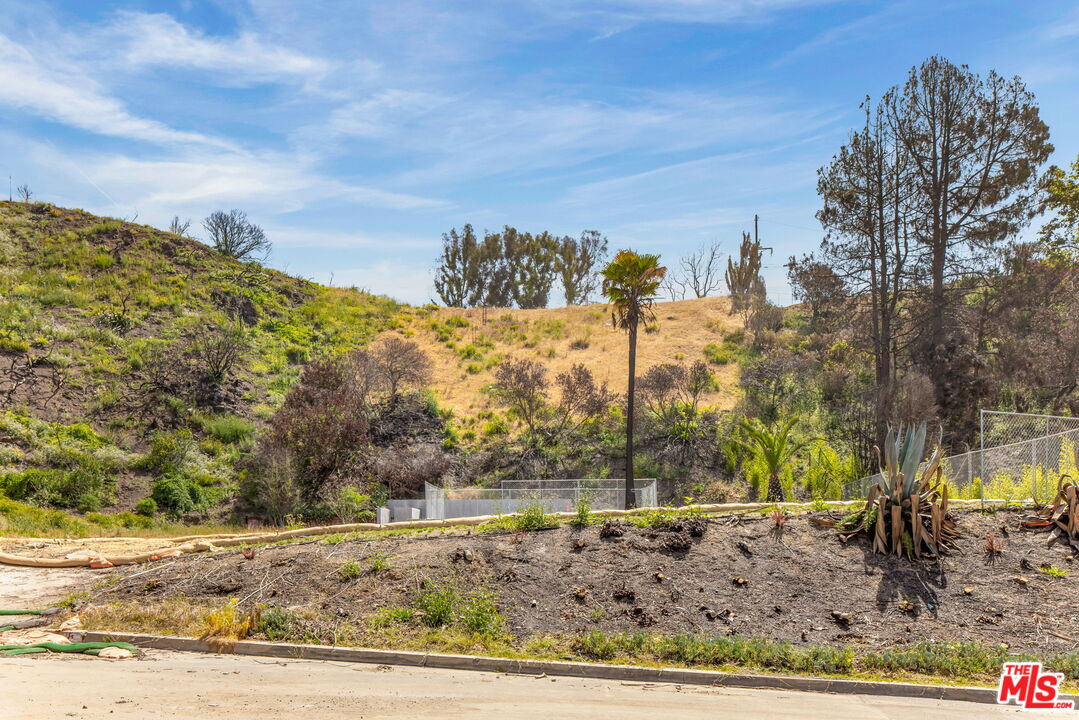 1228 Las Lomas Pl