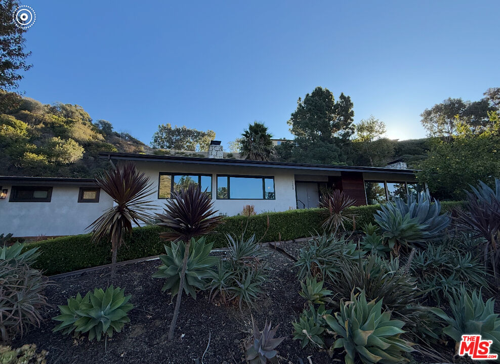 1228 Las Lomas Pl