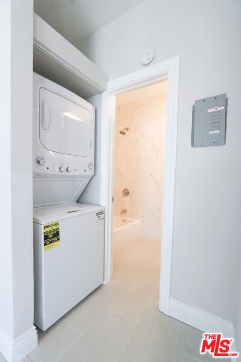 328 W 8th St