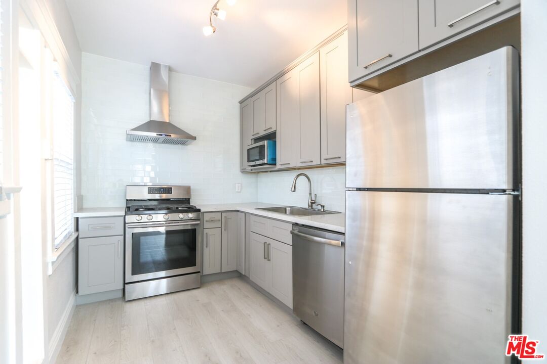 328 W 8th St