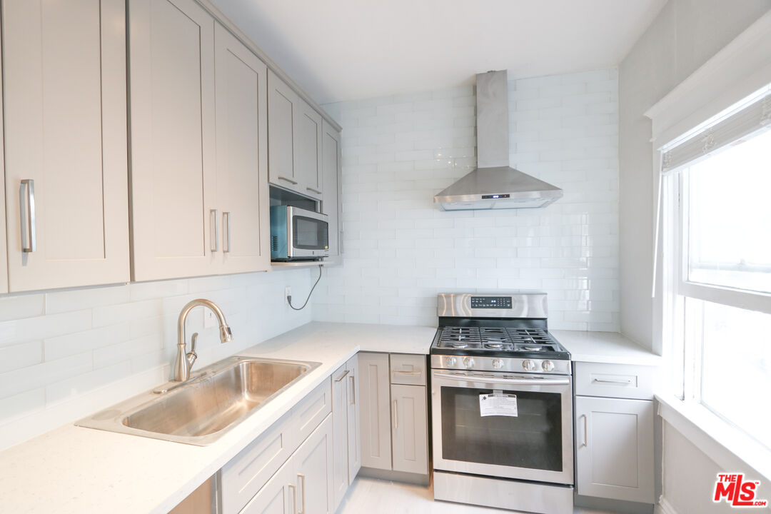 328 W 8th St