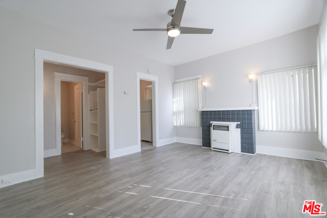 328 W 8th St