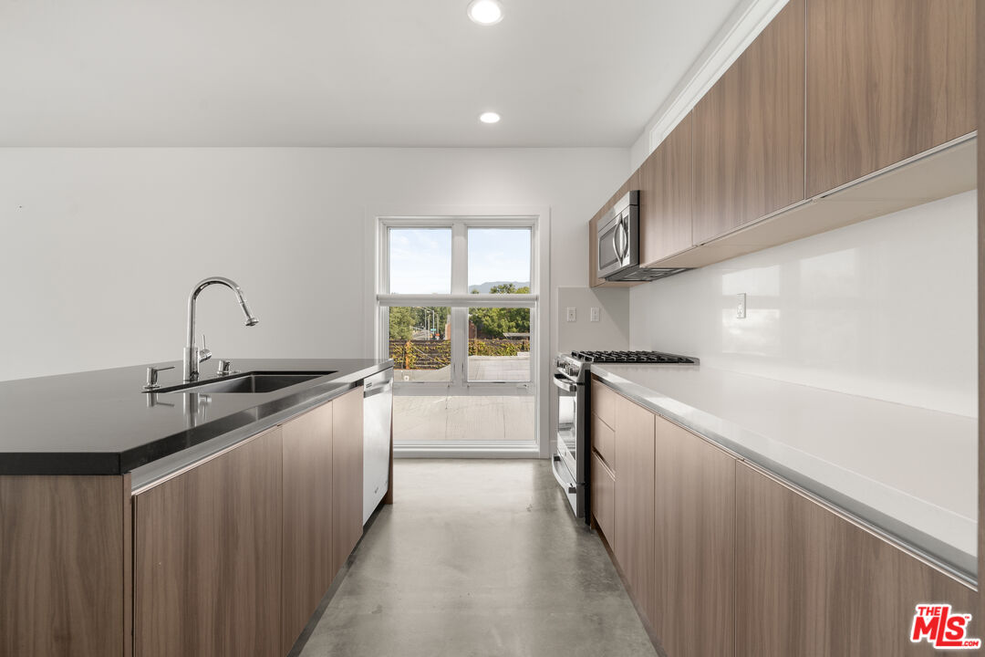 482 S Arroyo Pkwy Unit: 306