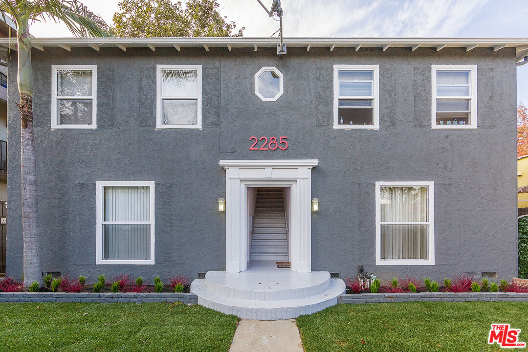 2285 Earl Ave