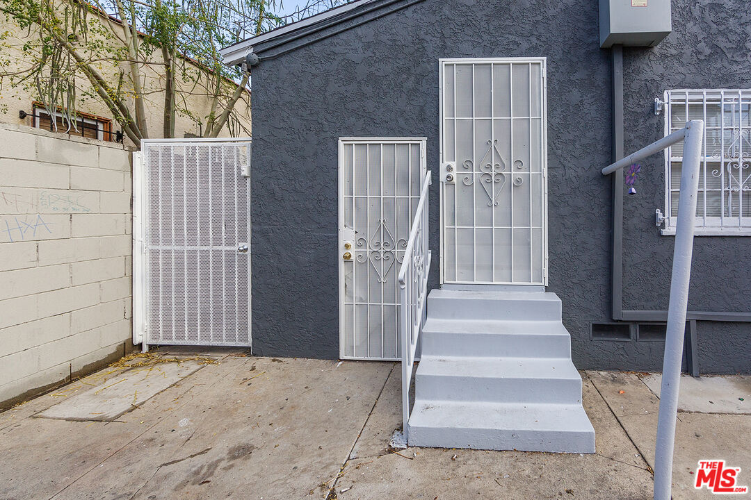 2285 Earl Ave