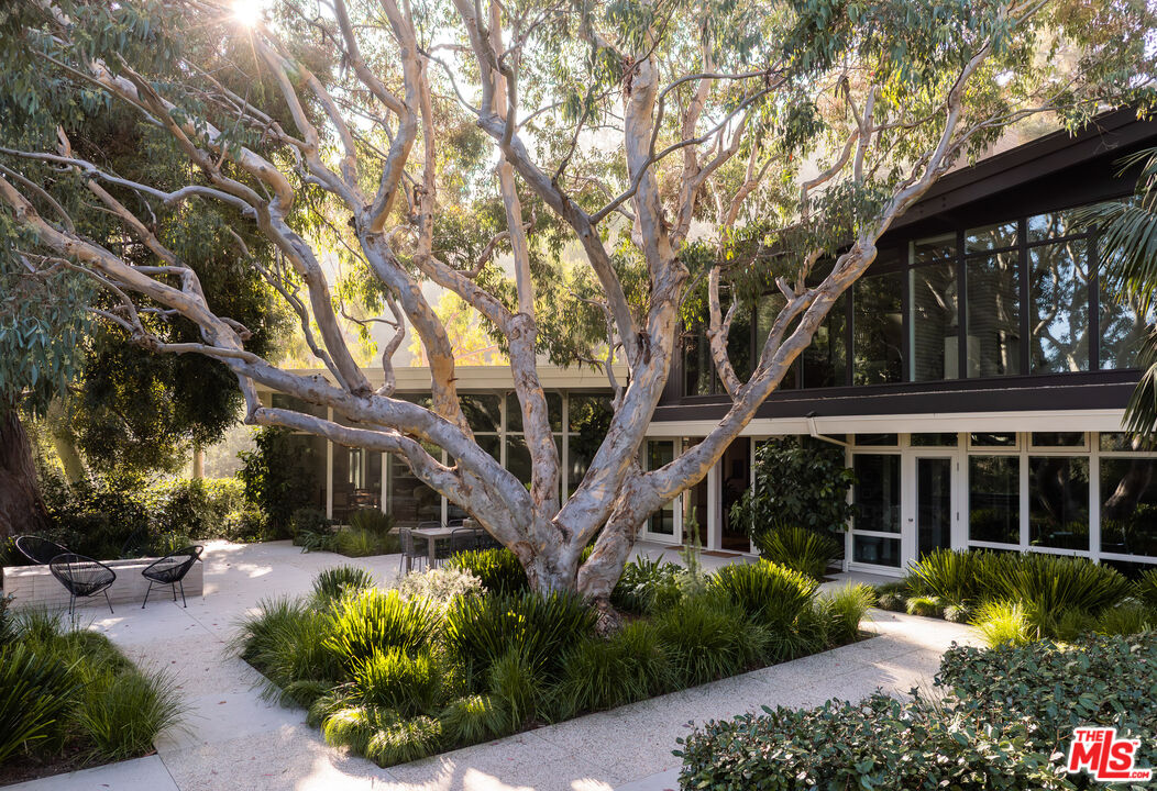 2179 Mandeville Canyon Rd