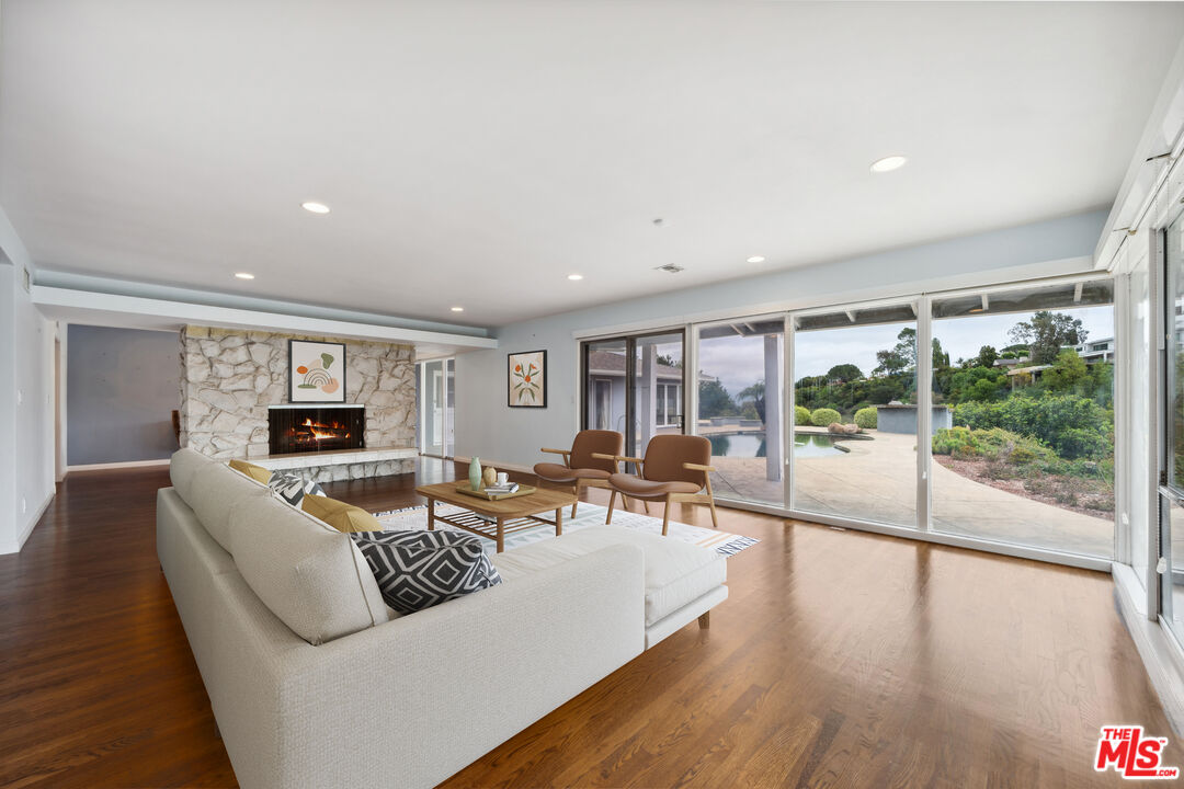 15901 High Knoll Rd