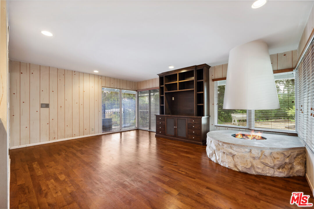 15901 High Knoll Rd