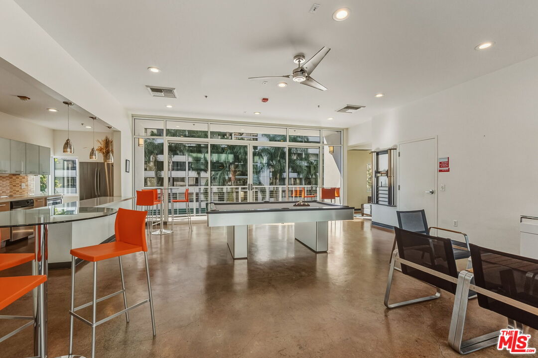 645 W 9th St Unit: 712