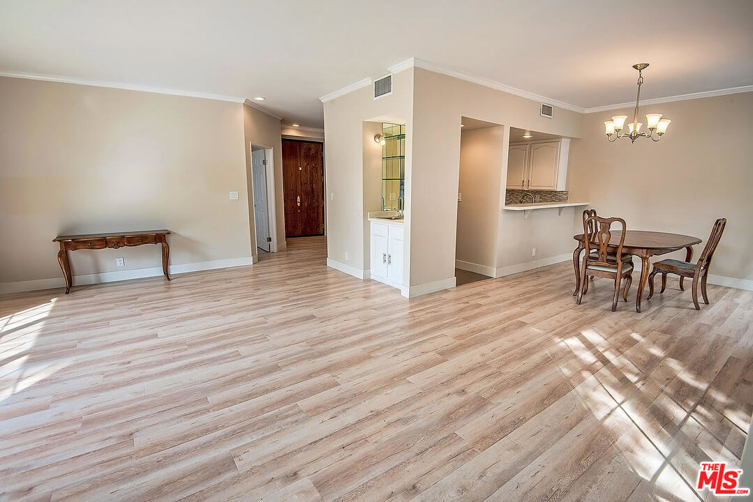 458 N OAKHURST DR Unit: 201