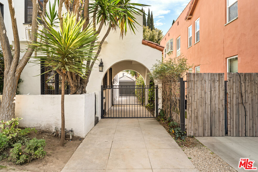 1146 S Hayworth Ave