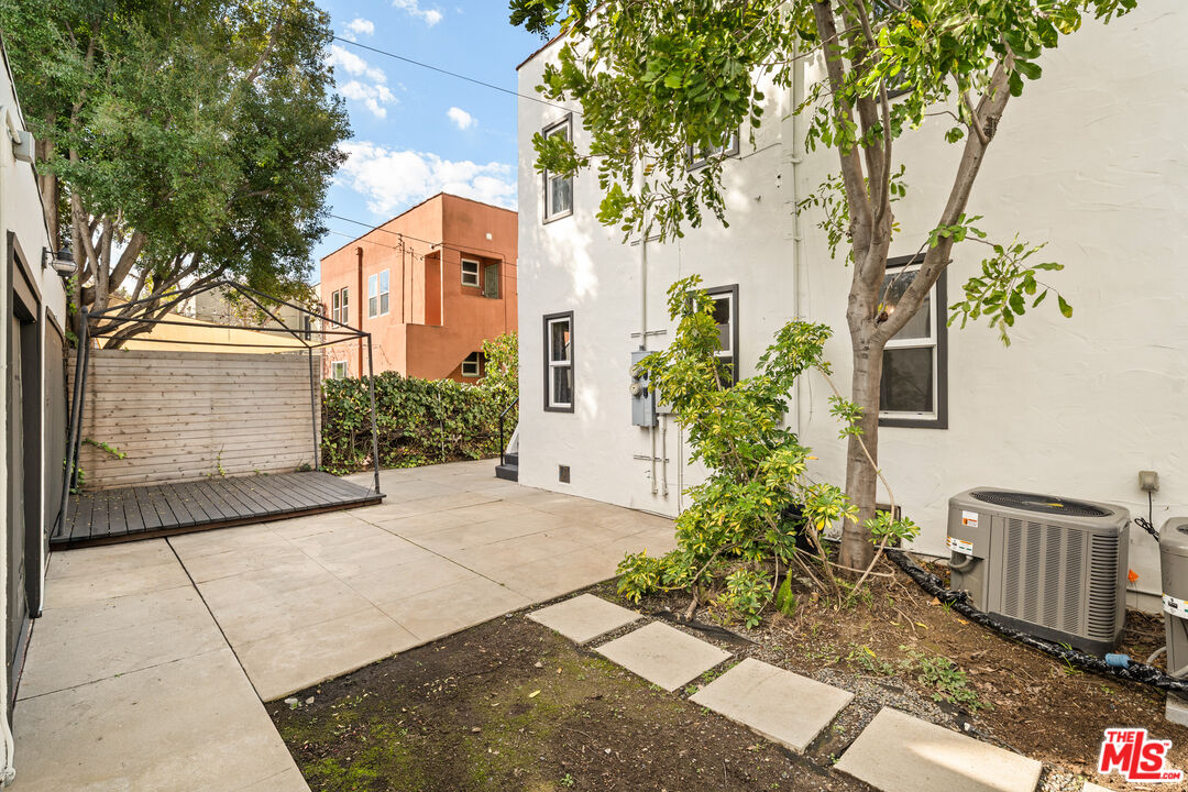 1146 S Hayworth Ave