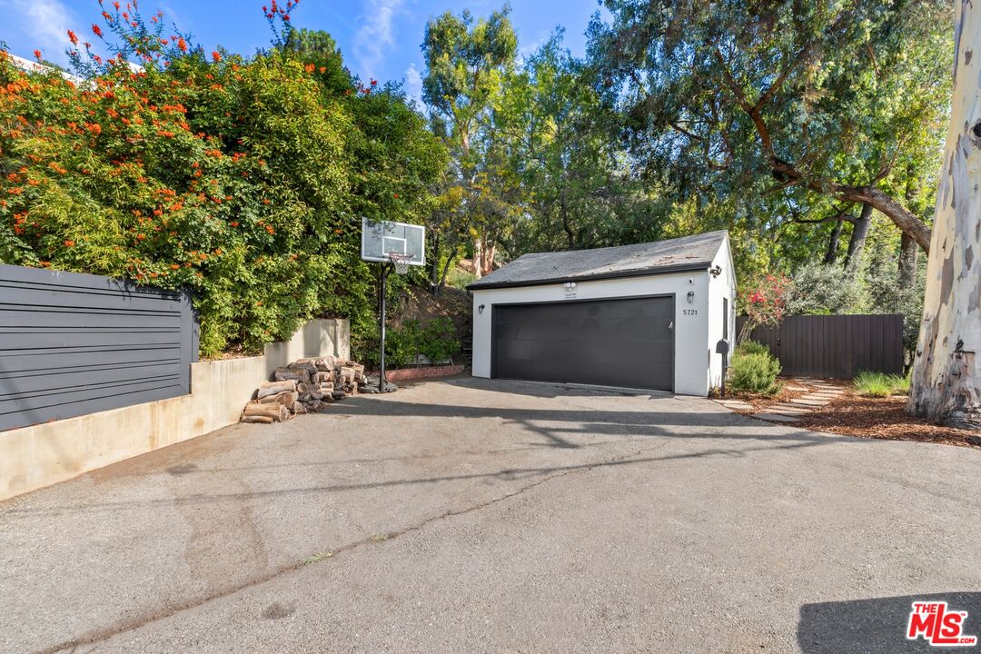 5721 Valley Oak Dr