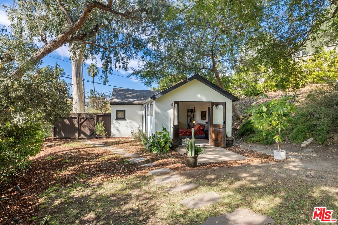 5721 Valley Oak Dr