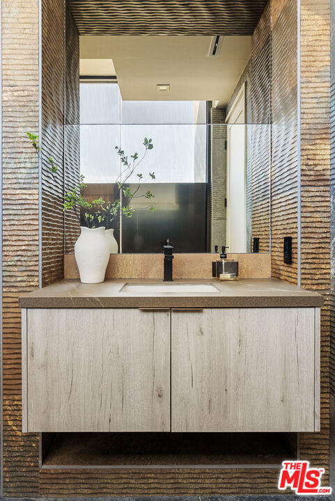 1021 N Ogden Dr Unit: PH 4