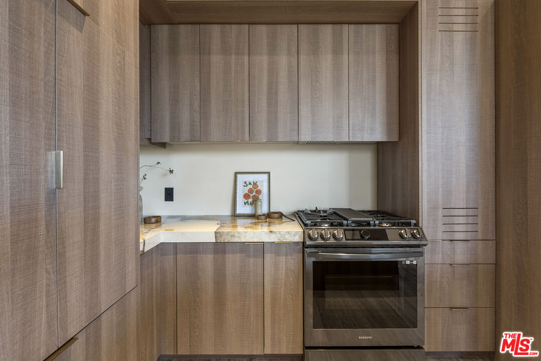 1021 N Ogden Dr Unit: PH 4