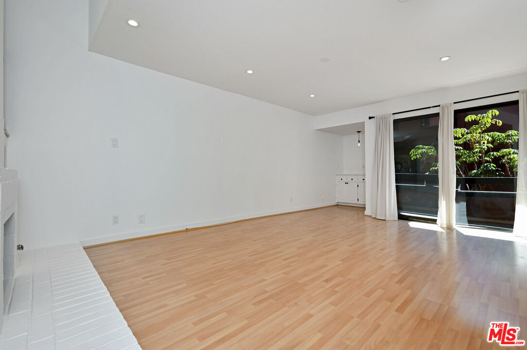 4425 Whitsett Ave Unit: 218
