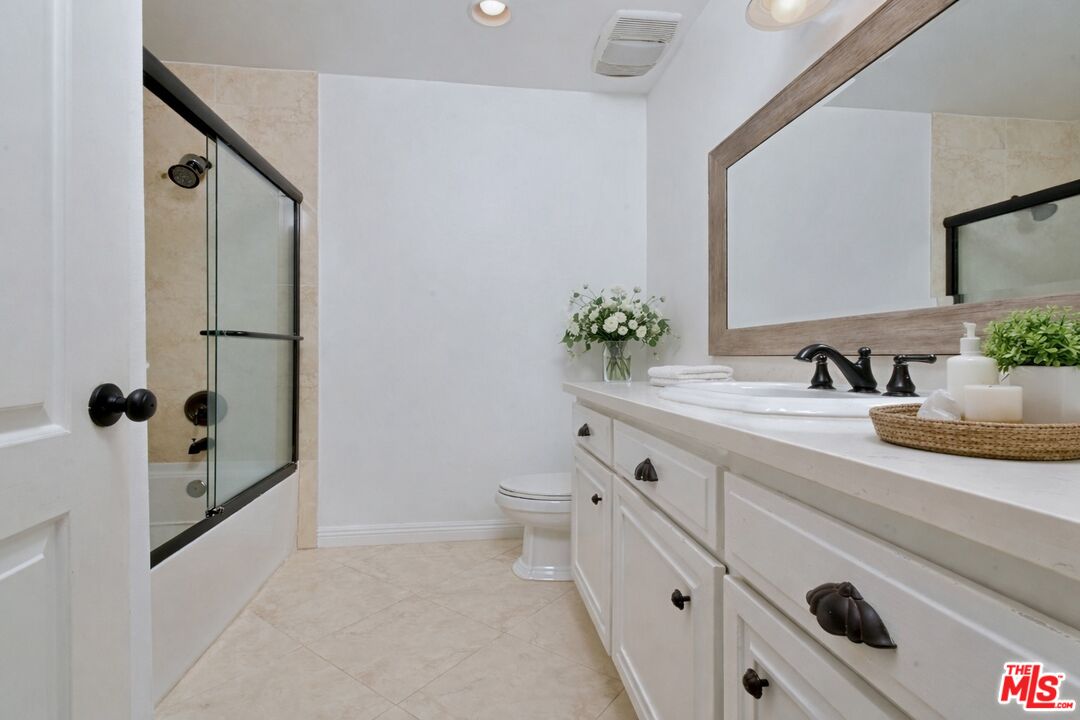 4425 Whitsett Ave Unit: 218