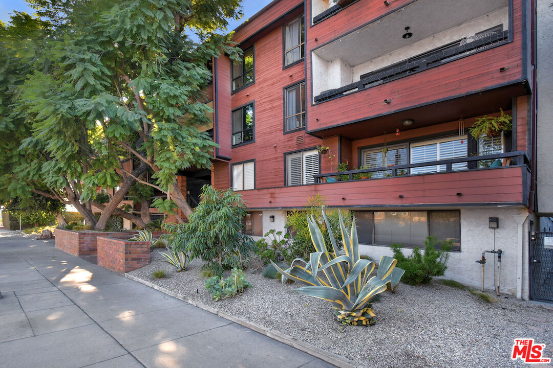 4425 Whitsett Ave Unit: 218
