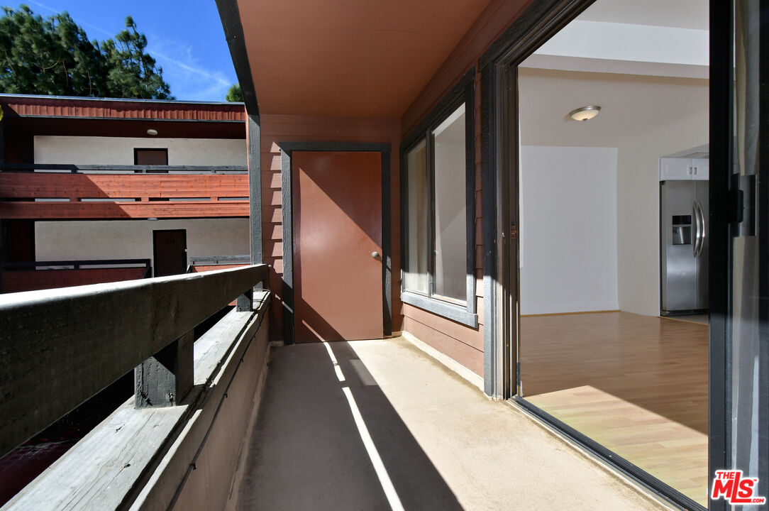 4425 Whitsett Ave Unit: 218