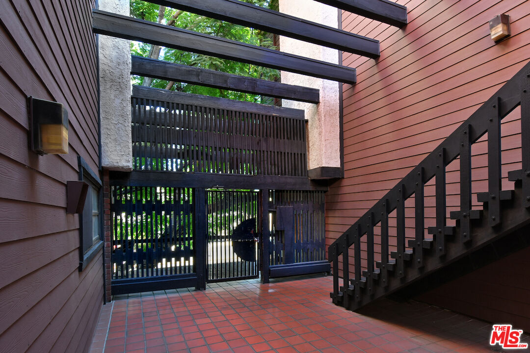 4425 Whitsett Ave Unit: 218
