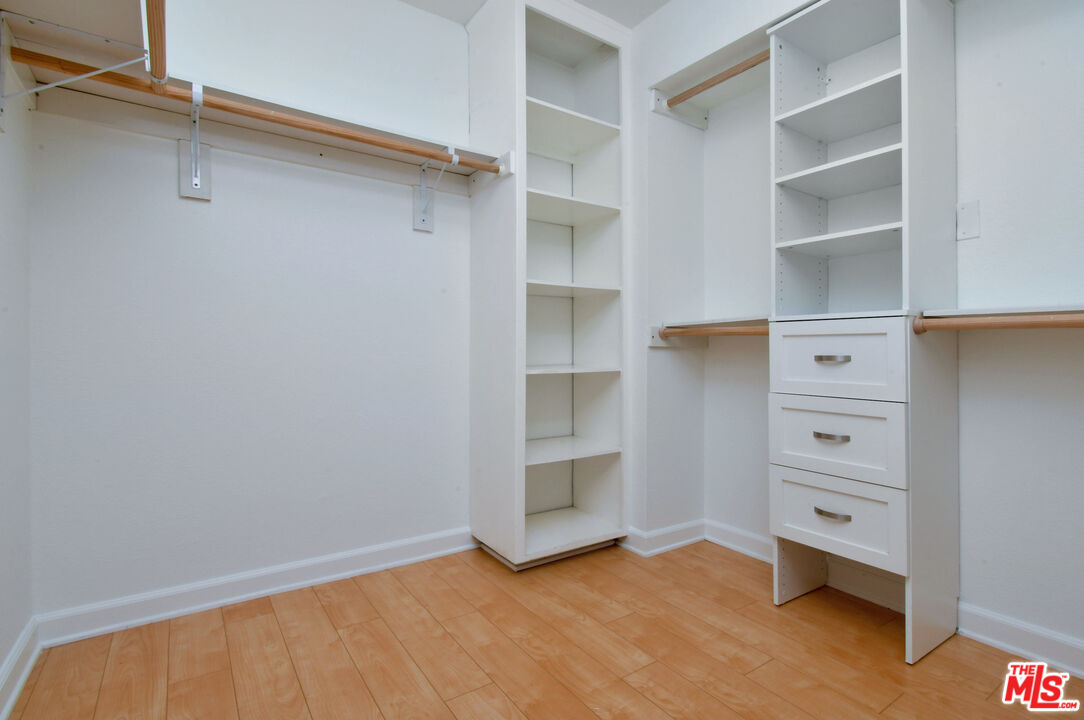 4425 Whitsett Ave Unit: 218