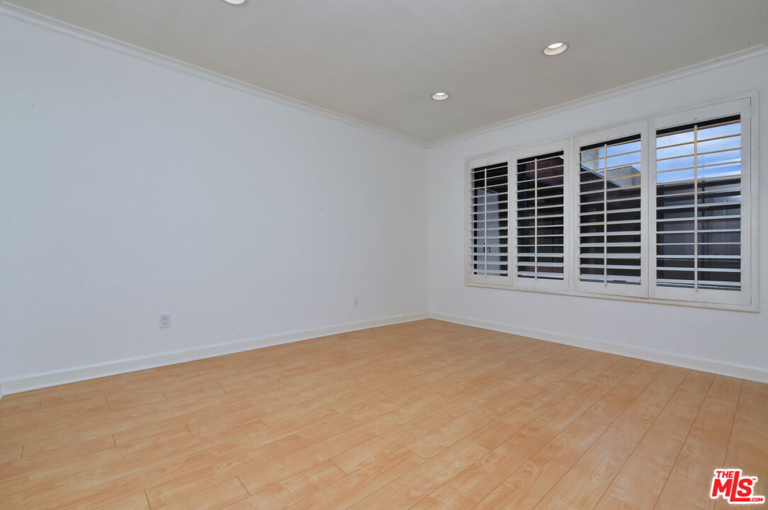 4425 Whitsett Ave Unit: 218