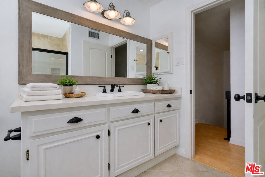 4425 Whitsett Ave Unit: 218